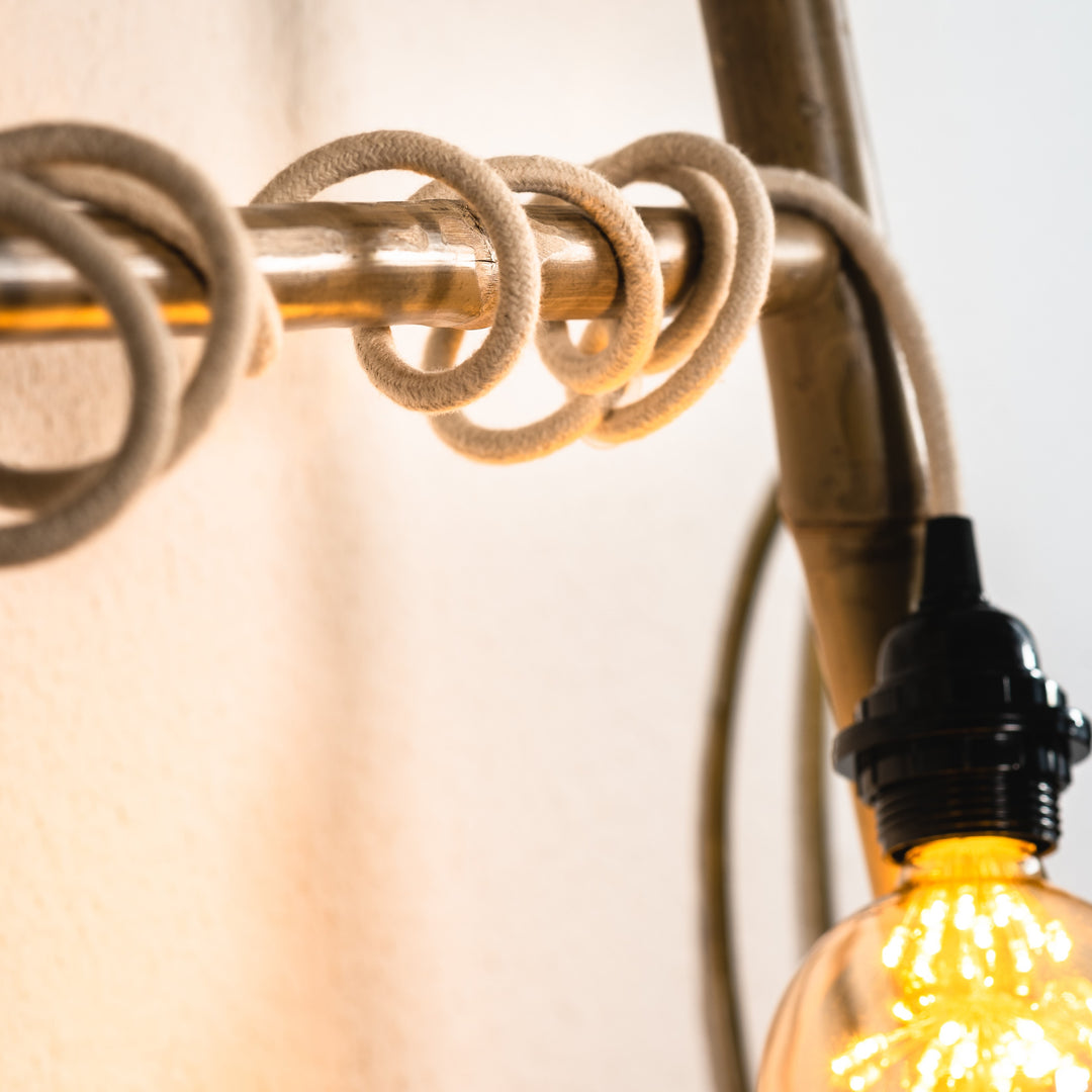 Suspension design avec fil enroulé autour de bois et douille E27 avec ampoule apparente