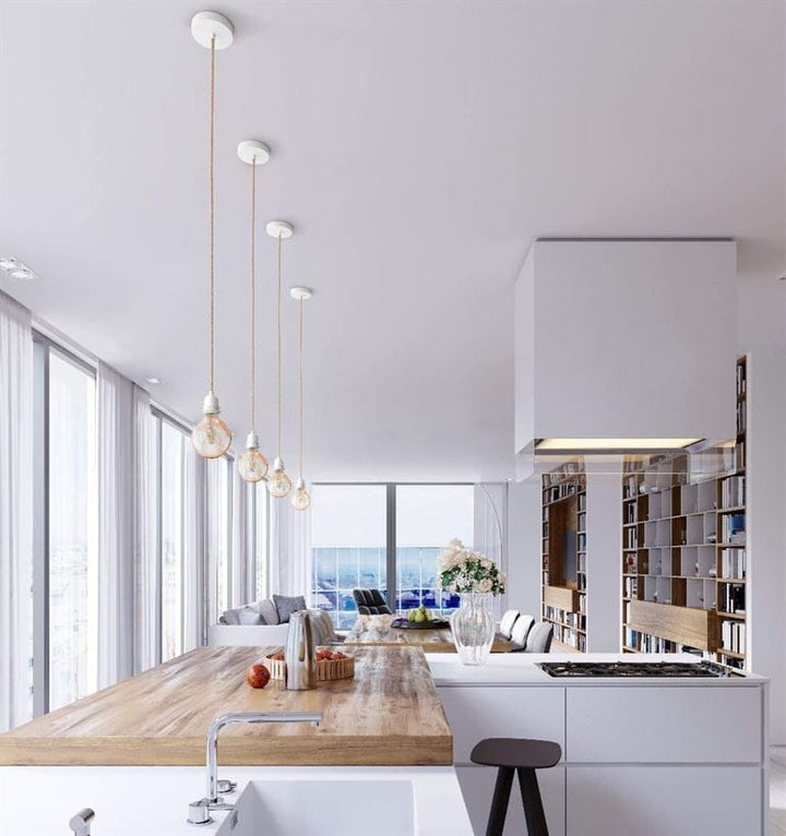Suspension naturelle en série dans salon moderne avec cordons en ficelle