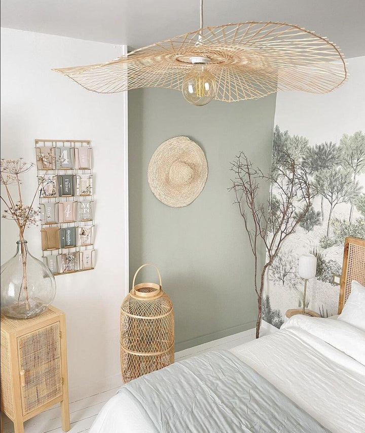 Suspension luminaire en ficelle brute et abat-jour rotin pour chambre style bord de mer
