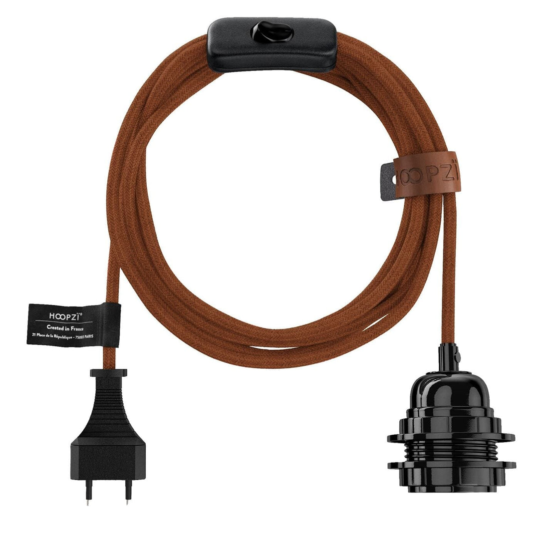 Câble marron et douille E27 noire sur suspension lin naturel