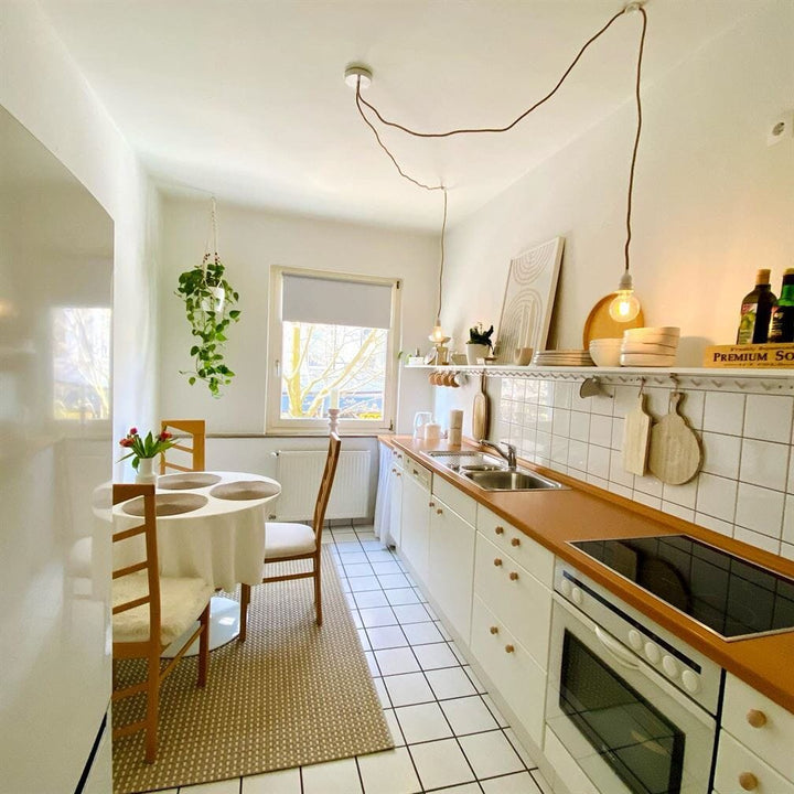 Suspension luminaire en lin brut dans une cuisine moderne