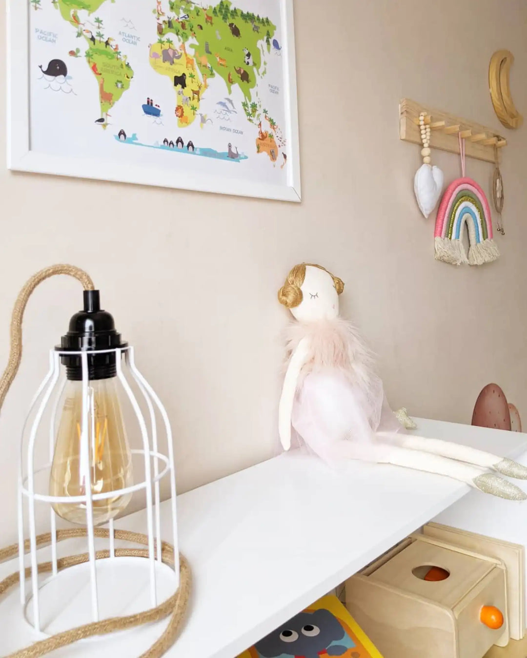 chambre enfant cable luminaire rose et abat-jour cage blanche