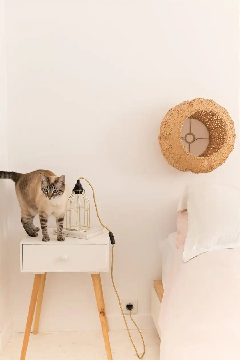 Lampe de chevet avec chat sut la table de nuit