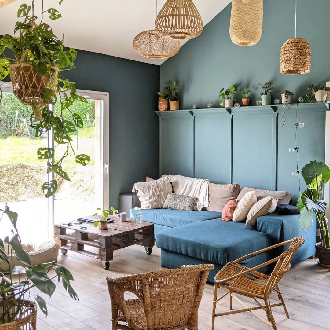 Salon bleu HANG et abat-jours en rotin