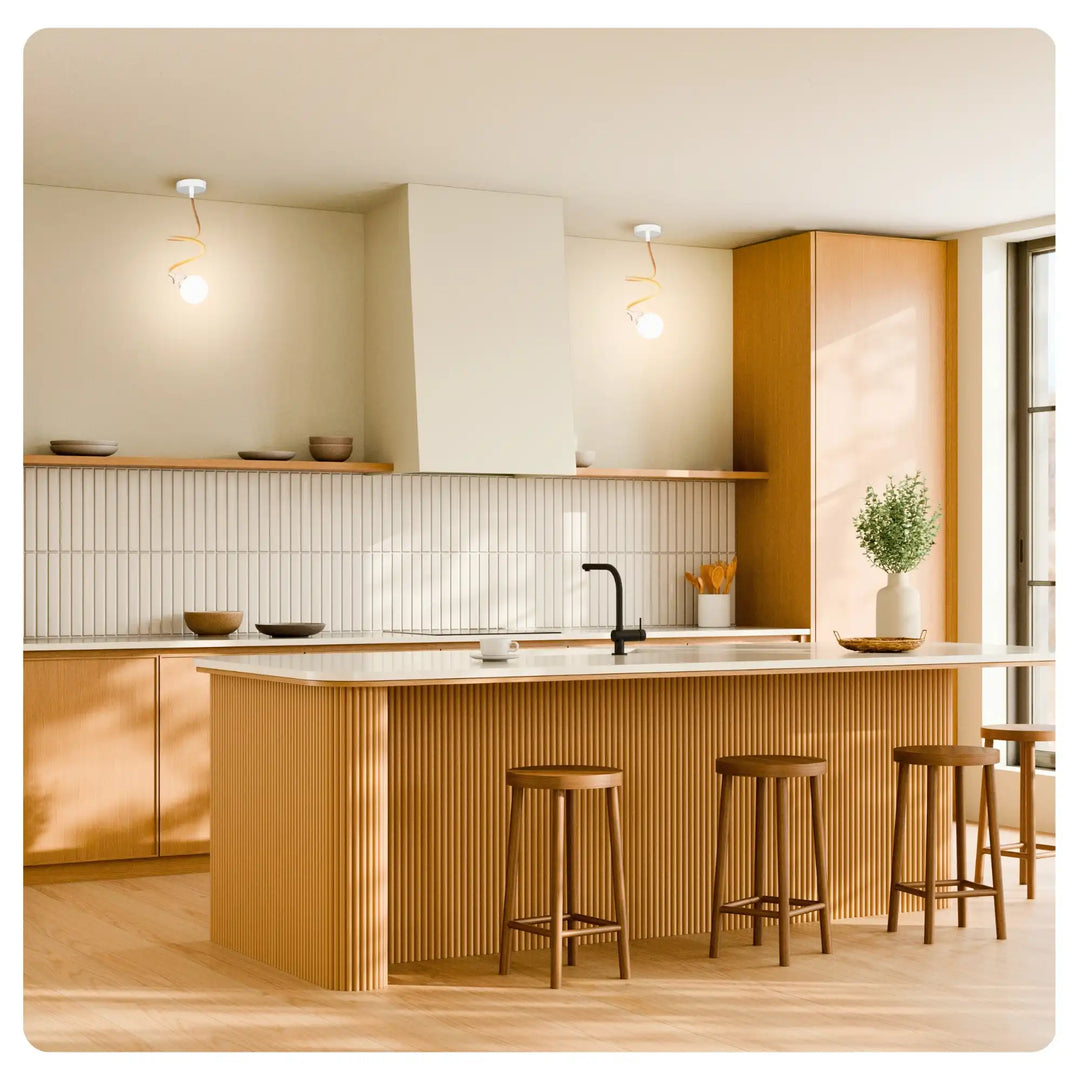 Éclairage TWIST dans une cuisine avec du mobilier en bois clair