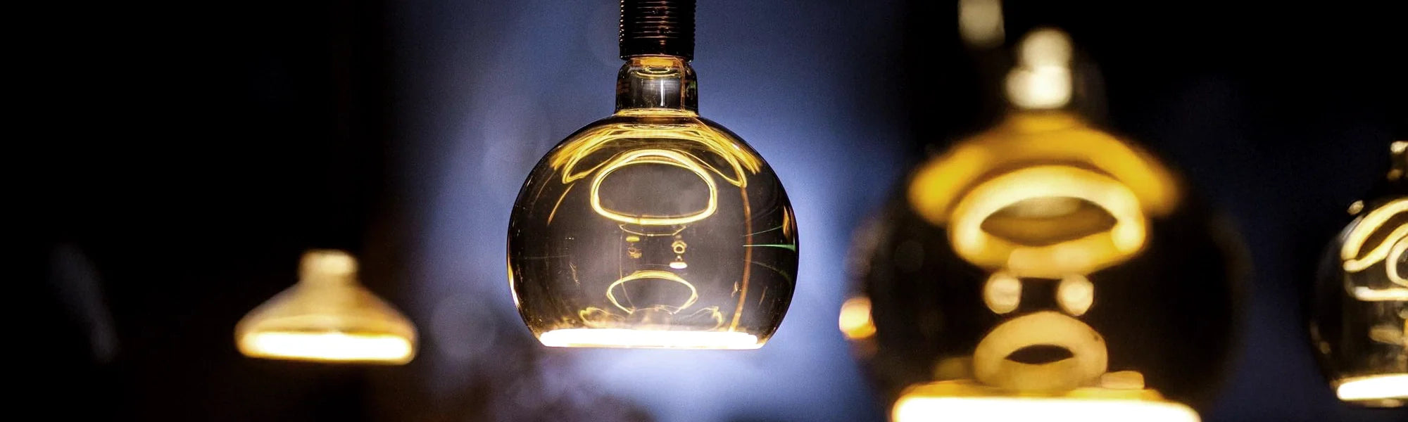 Gros plan d'ampoules allumées HOOPZI