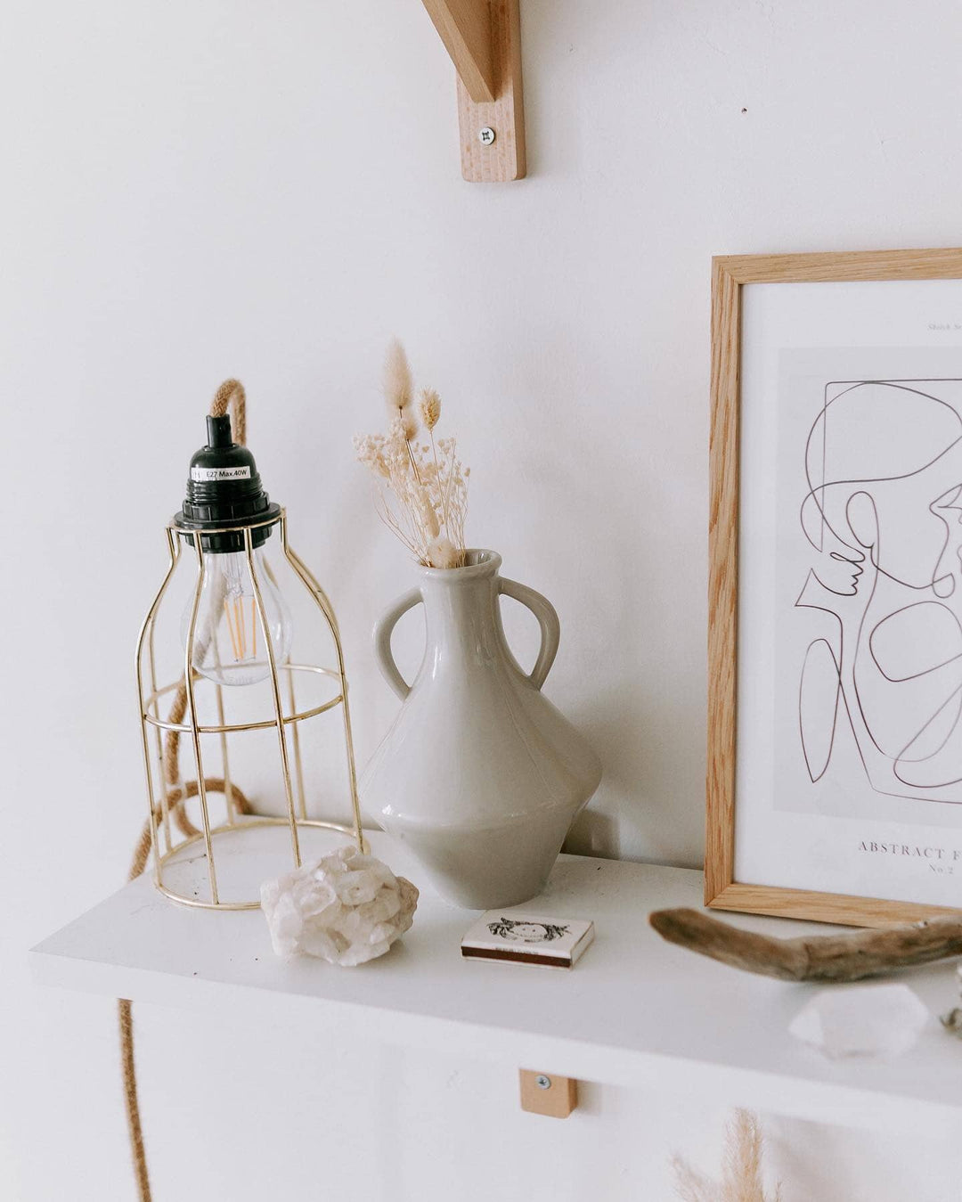 Lampe Bala ficelle brute sur étagère salon moderne blanc