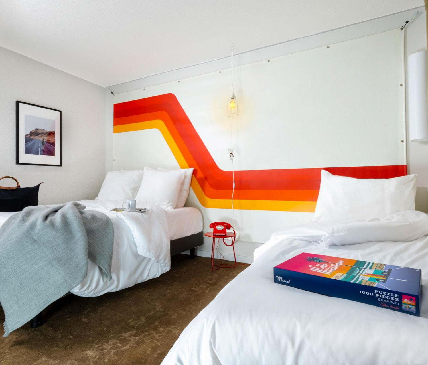 Suspension luminaire art déco installée dans un hôtel 