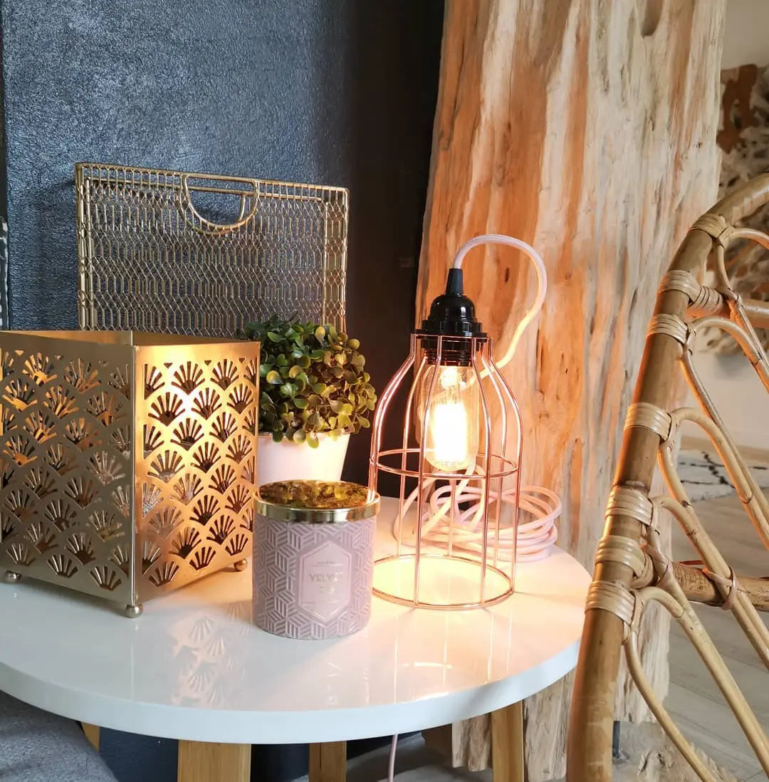 suspension luminaire rose avec cage industrielle