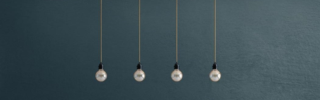 Suspension naturelle avec ampoules apparentes sur fond épuré