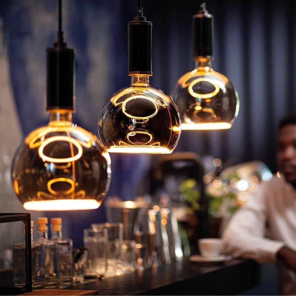 Bar cozy, ampoules LED Floating Globe fumés 