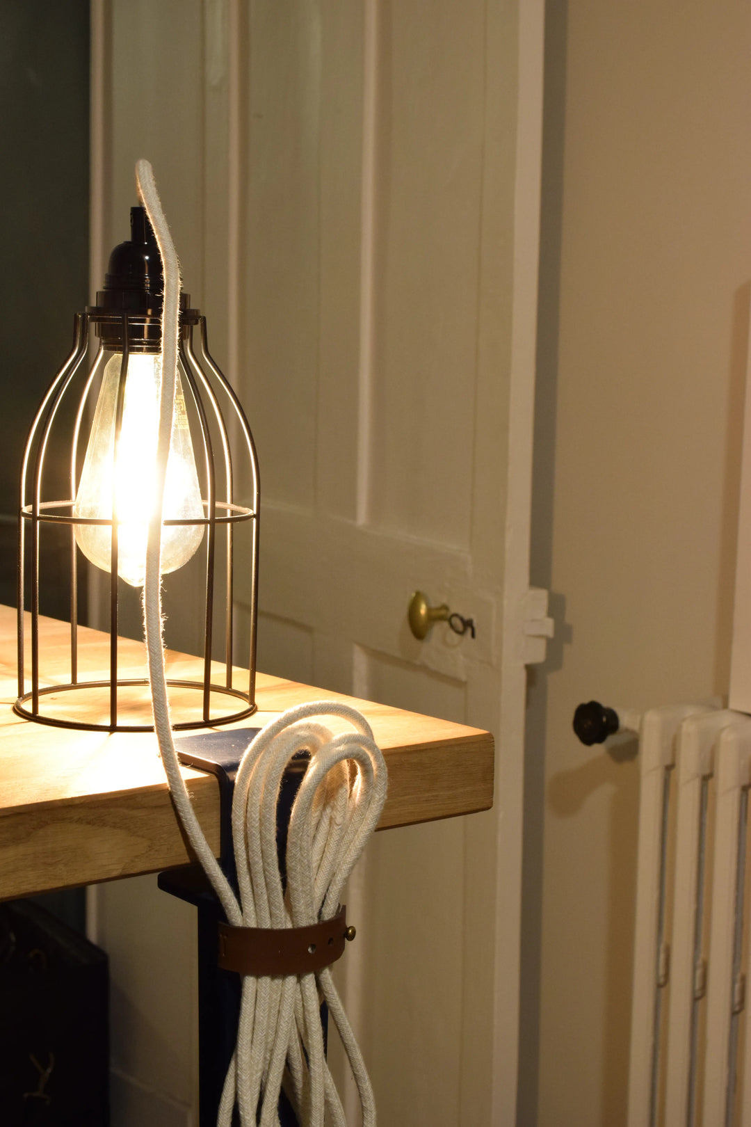 Lámpara Portátil Bala con cuerda cruda