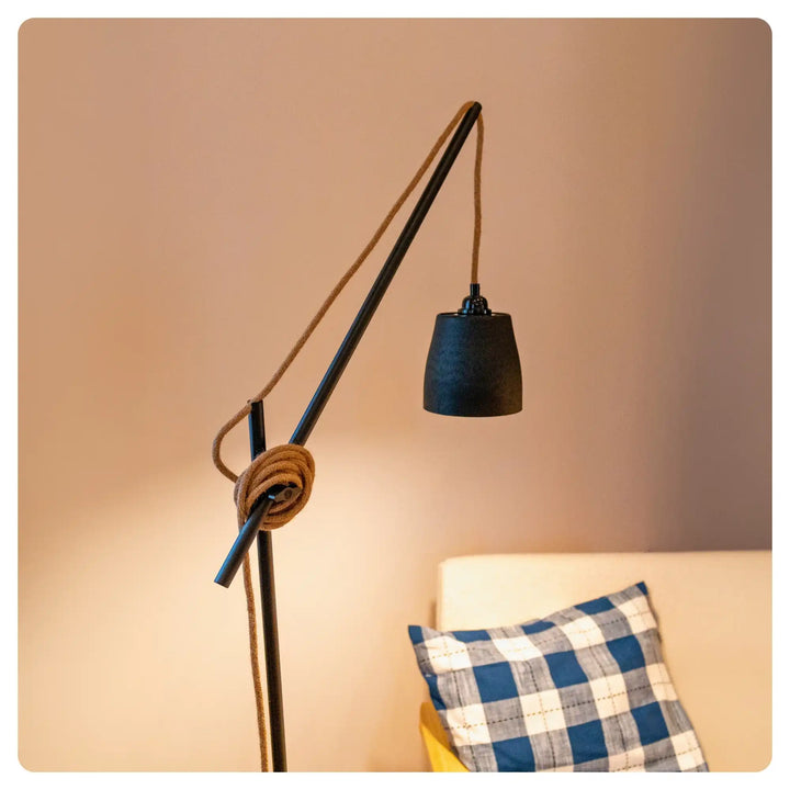 Lampadaire avec câble long ASYM et abat jour huitre