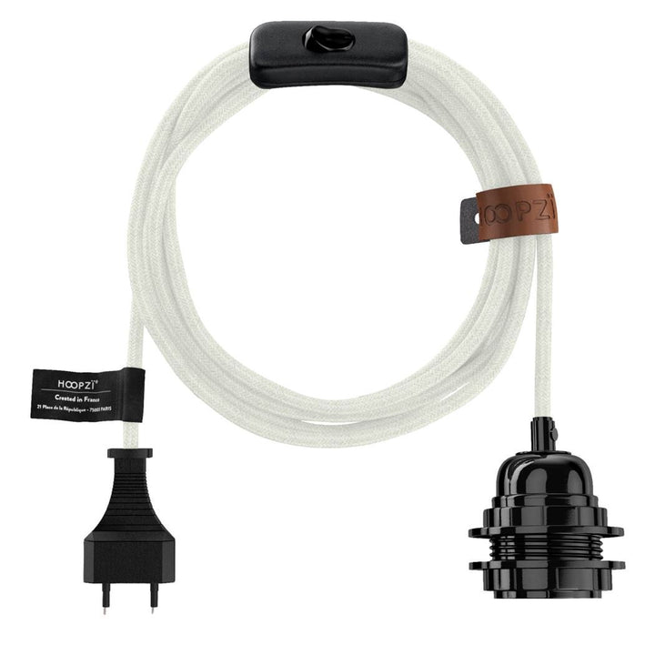 Câble blanc et douille noire sur suspension E27 en lin